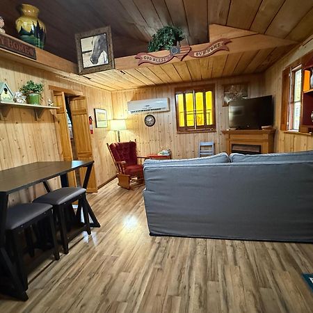 Cozy Cabin Walking Distance To Parkway! Pigeon Forge Extérieur photo